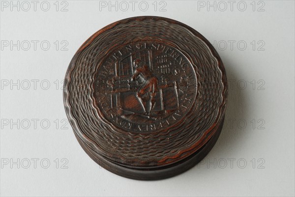 L. Spiering, Round wooden snuff box, with an image of turner, snuffbox holder pockwood wood, Round pokhook snuffbox