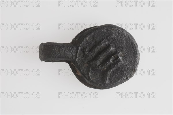 Jewish meat bob with Hebrew letters and Delft weapon, meat-lead quality mark ground find lead metal, cast-ironed Lead