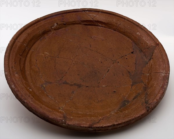 Earthenware bowl, red shard, internally glazed, on three stand fins, dish plate dish crockery holder earth discovery ceramics