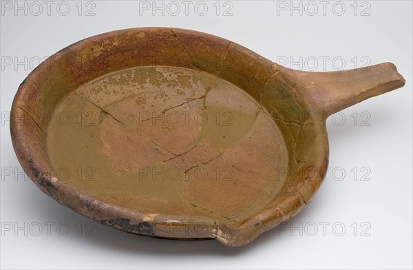 Earthenware baking pan, red shard, internally glazed with stem, on convex bottom, saucepan casserole tableware container