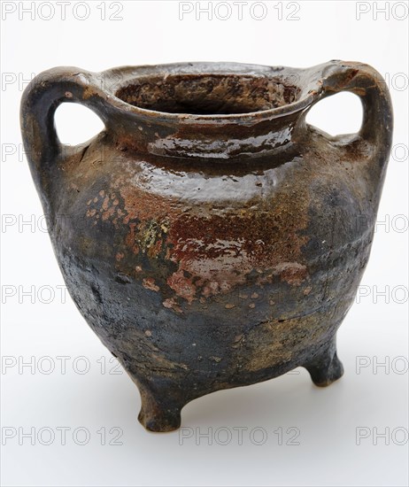 Earthenware cooking pot, grape-model, red shard, sparingly glazed, two sausages on three legs, cooking pot tableware holder