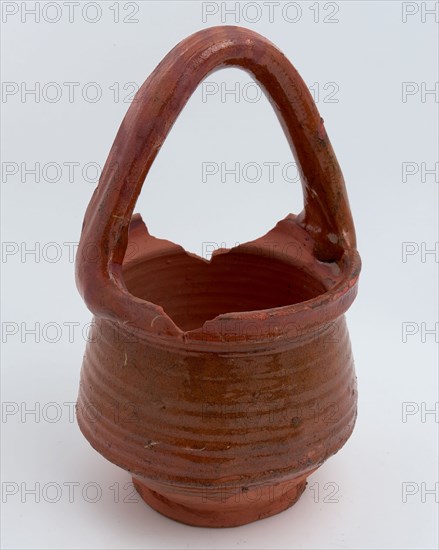 Earthenware stain, red shard, externally glazed, long handle or handle, on stand, stoneware soil found ceramic earthenware glaze