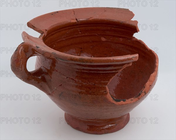 Pottery chamber pot, red shard, glazed, one vertical sausage ear, on stand, pot holder sanitary earthenware ceramic earthenware