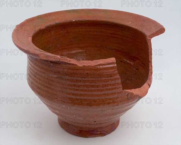 Pottery chamber pot, red shard, glazed, one vertical sausage ear, on stand, pot holder sanitary earthenware ceramic earthenware