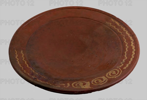 Earthenware dish, red shard, internally glazed, decoration in yellow, on stand, plate crockery holder earth discovery ceramics