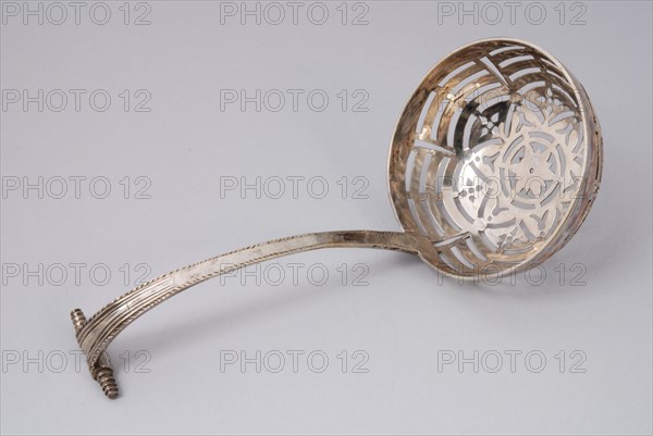 Silversmith: Hendrik Vrijman, Silver sugar sprinBlade spoon with round, open-worked container, scoop spoon spoon kitchenware