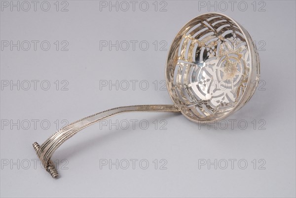Silversmith: Hendrik Vrijman, Silver sugar sprinkle spoon with round, open-worked container, scoop spoon spoon kitchenware