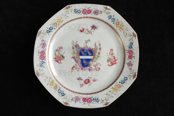 Plate chine de commande, with weapon of Ravesteyn, ceramic walnut porcelain glaze, baked glazed painted enamelled Flat eight