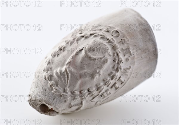 Jan van Erp, White pipe cup with embossed medallions from Stadholder William V and Princess Sophie, clay pipe smoking equipment