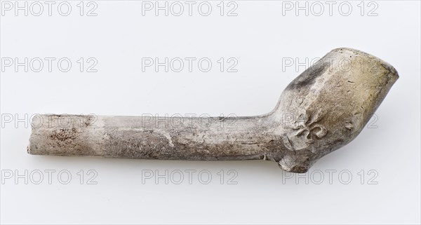 White pipe bowl, unnoticed, embossed fleurs de lis on the kettle, with stem fragment, clay pipe smoking equipment smoke floor