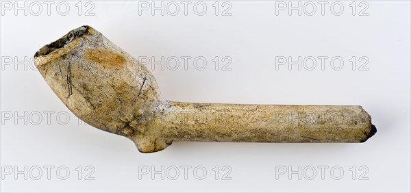 White clay pipe, unnoticed, with smooth handle and stylized Tudor rose on the kettle, clay pipe smoking equipment smoke floor