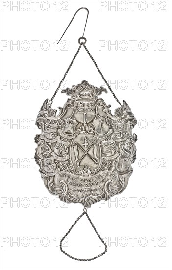 Silversmith:, Silver shield with weapons and WOLLE MANUFACTUER VERWERSGILDE, until Rotterdam 1756, coat of arms information form