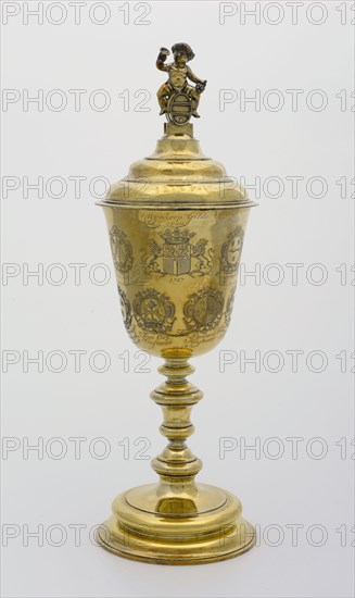 Silversmith: Jesaias van Engauw, Gilt silver cup from the Rotterdam Wine Merchant Guild, goblet cup drinking utensils tableware