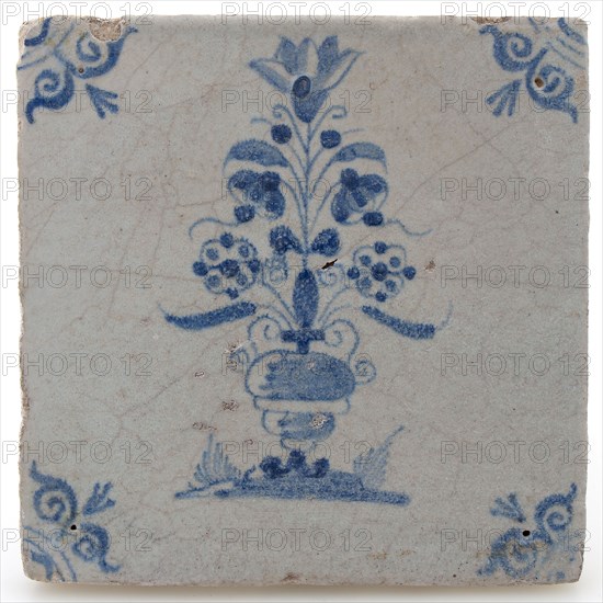 Earthenware tile with flower vase and ox head corner decoration in blue on white ground, wall tile tile visualization earth