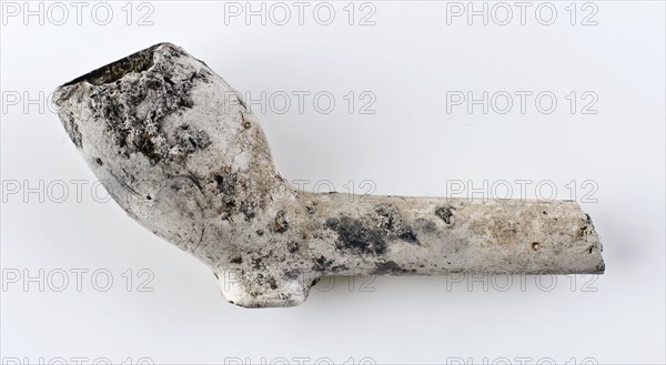 Clay pipe, unnoticed, with smooth handle, clay pipe smoking equipment smoke floor pottery ceramic pottery, pressed finished