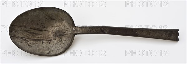 Johan de Clercq (?), Pewter spoon with oval bowl, flat handle and two notches in end, marked, spoon cutlery soil find tin metal