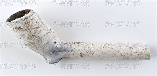 Clay pipe, unnoticed, with smooth handle, clay pipe smoking equipment smoke floor pottery ceramic pottery, pressed finished