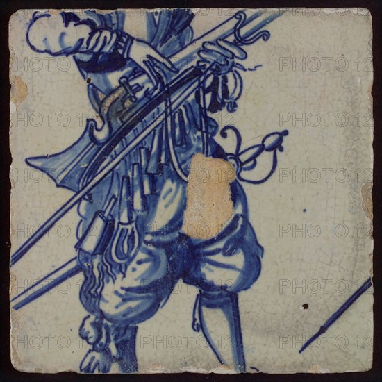 after: gravure van: Jacob de Gheyn II, Tile of tableau with decorated upper edge and man with rifle, tile picture footage