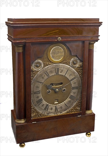 import: Steven Hoogendijk, Compound table clock with brown wooden case and two pillars, clock clock timepiece measuring