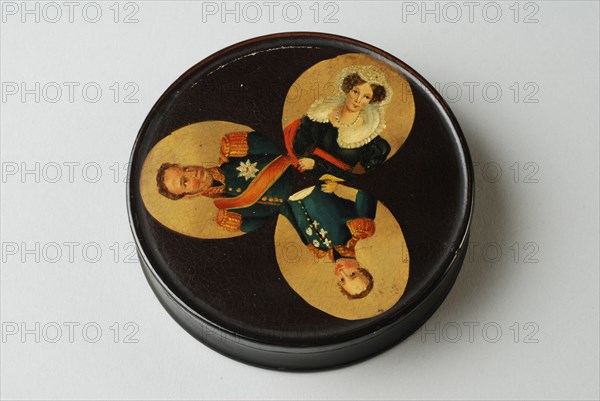 Snuffbox with three portraits on the lid, snuffbox holder wood paint oil paint varnish, twisted lacquered painted Snuffbox. Flat