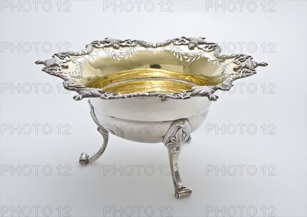 Silversmith: Douwe Eysma, Round pipe bowl with three legs with pivoting edge decorated with Louis XVI vases