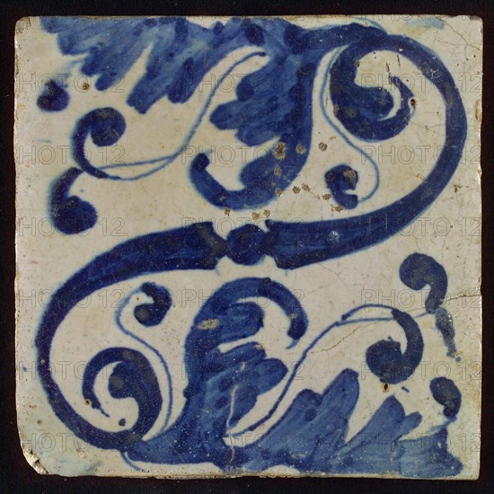 Tile, blue on white, diagonally an S-shaped volute and stylized leaf ornaments, tile picture footage fragment ceramics pottery