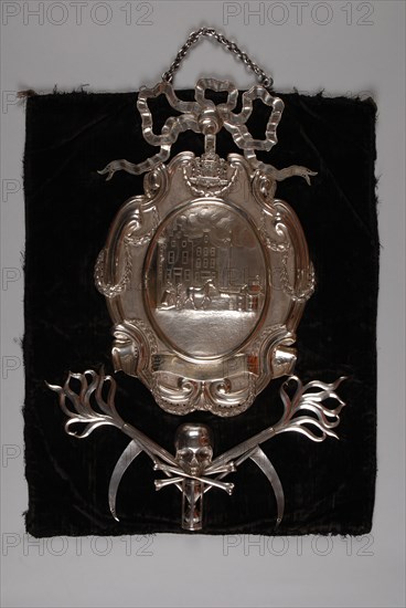 Silversmith: Rudolph Sondag, Silver shield with figures and horse on quay, shield silver, driven chiseled engraved Oval shield