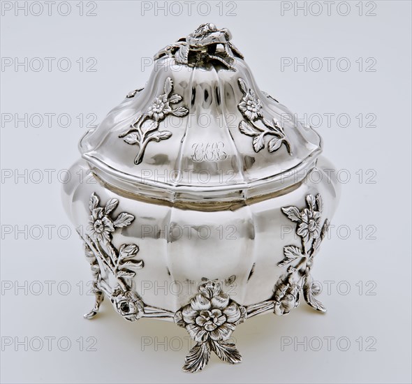 Silversmith: Douwe Eysma, Round baluster-shaped silver tobacco pot with lid, completely decorated with floral and leaf motifs