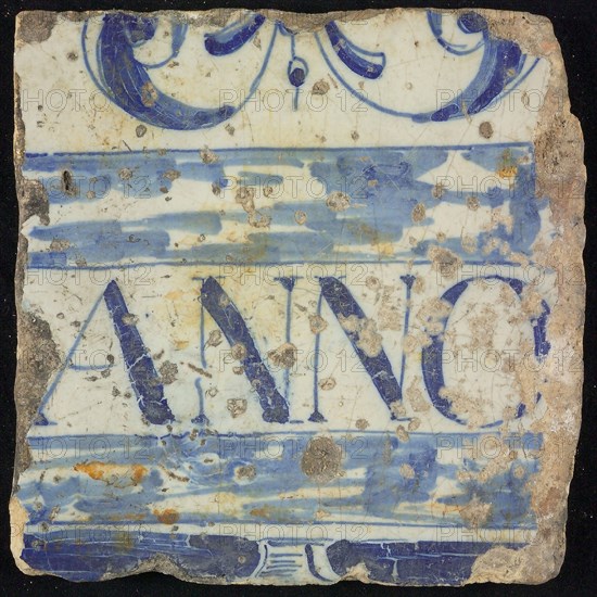 Tile of chimney pilaster, blue on white, between two blue shaded edges ANNO, above it floral motifs, tile pilaster footage