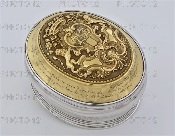 Silversmith: Louis de Haan, Silver tobacco box with partly gilded lid bearing the Rotterdam coat of arms and inscription