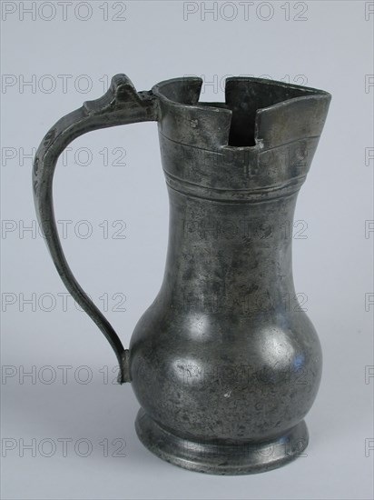 Tinsmith: Dirck Jansz. Messchaert I, Pewter measuring jug, measuring jug measuring instrument tin, and K (keurtin) measure metal