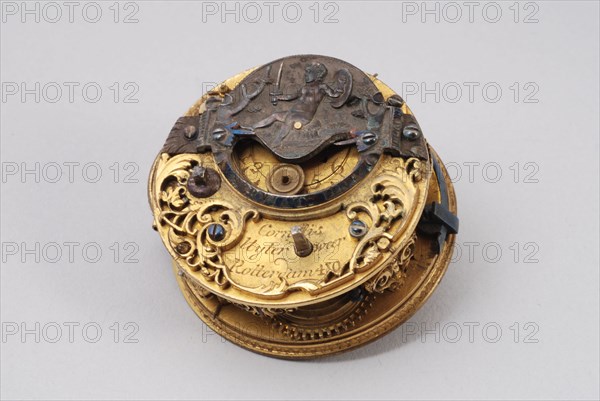 Cornelis Uyterweer, Inside of pocket watch with on gap image child with sword and shield and written SERVIAT UNI, pocket watch