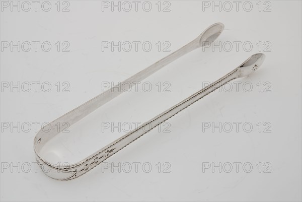 Silversmith: Gerard de Haas, Silver sugar tongs with decoration, tang cutlery silver, forged stamped arched elongated shape