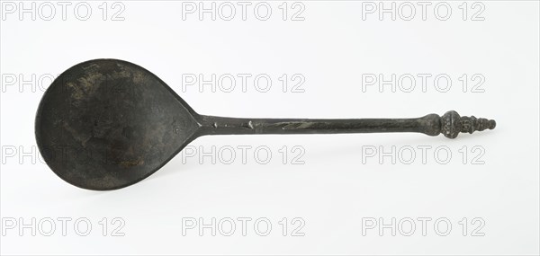 Spoon with fig-shaped bowl and hexagonal handle with decorated knob, spoon cutlery soil find tin, cast profiled turret as stem