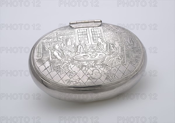 Silversmith: Gerardus Vinck, Silver snuffbox or tobacco box, with engraved representation of tea-drinking company in interior