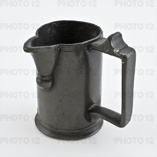 Small pewter measuring cup with ear and spout, measuring cup measuring instrument soil find tin metal, foot, cast Small tin