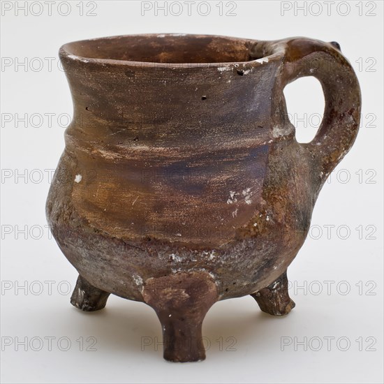 Pottery cooker with wide top rim, thick ring on shoulder, one sausage ear, on three legs, cooking pot tableware holder