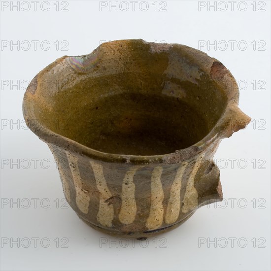 Earthenware head with wide neck and narrow foot, decorated in sludge technology, cup crockery holder soil find ceramic