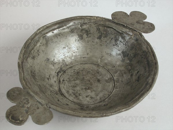 Tinsmith: Ysbrand Franz (van de Tin) Halling, Brandy bowl with two trefoil-shaped ears, brandy drinkware tableware holder soil