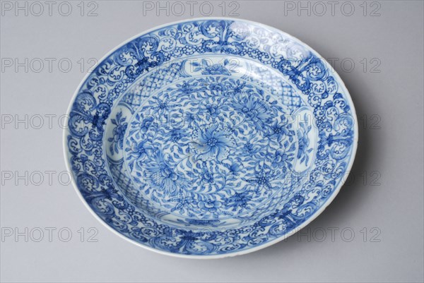 Plate with acanthus tendrils, medallions with flower motifs and peony, plate crockery holder ceramic porcelain glaze, baked
