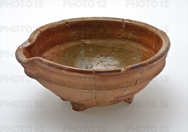 Bowl of red earthenware on three stand fins, wide shank, internally glazed, bowl crockery holder soil find ceramic earthenware