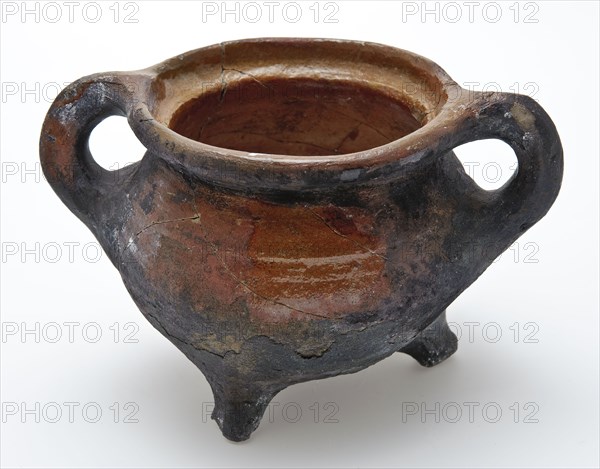 Pottery grape on three legs, round ball, lid slot and two sausage ears, grape cooking pot tableware holder kitchenware