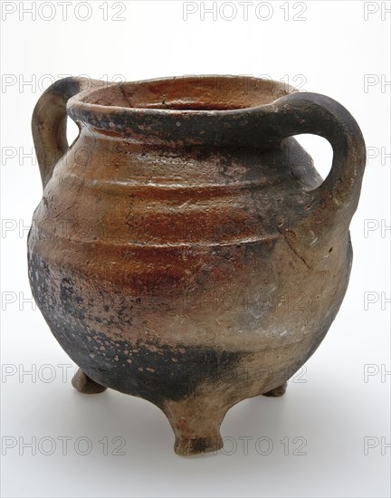 Grape of red earthenware on three legs, two sausages, glazed, two ridges over the shoulder, grape cooking pot tableware holder