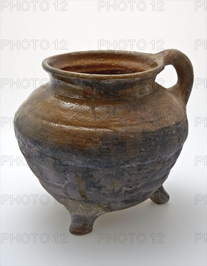 Large cooking jug, grape model of red earthenware on three legs, sausage ear, sparingly glazed, grape cooking pot crockery