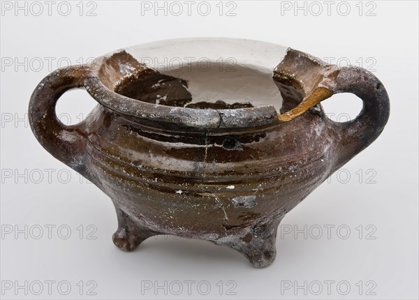 Pottery grape on three legs, two sausage ears, low and wide model, grape cooking pot crockery holder kitchen utensils