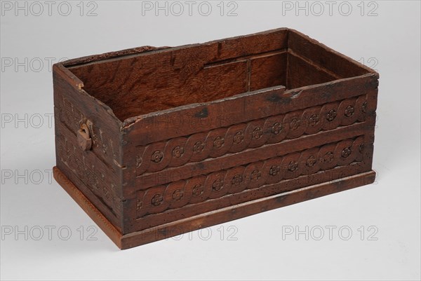 Oak box, coffin cabinet furniture furniture interior design wood oak wood, Round wood carving with flower and circle ornaments