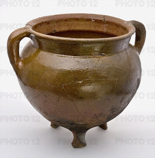 Large earthenware grape on three legs, ovoid with wide neck and two ears, smoothly finished, grape casserole tableware container