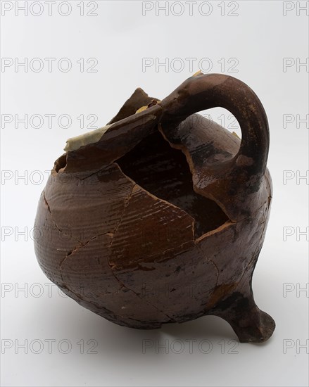 Pottery cooker on three legs, grape-model with sausage ear, comb decoration over the shoulder, grape cooking pot tableware
