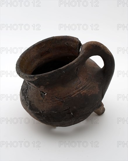 Pottery cooker on three legs, grape-model with sausage ear, rotations over the shoulder, grape cooking pot tableware holder