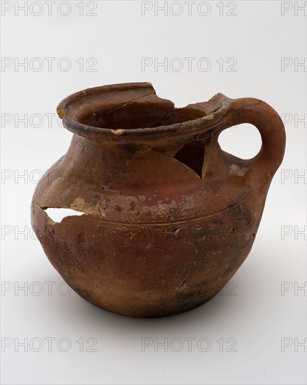 Pottery room comfort on curved floor, conical neck, rim with lid slot, pot holder sanitary earthenware ceramics earthenware